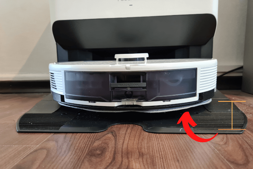 The Roborock S7 Pro Ultra's wipe remains in the raised state after cleaning.