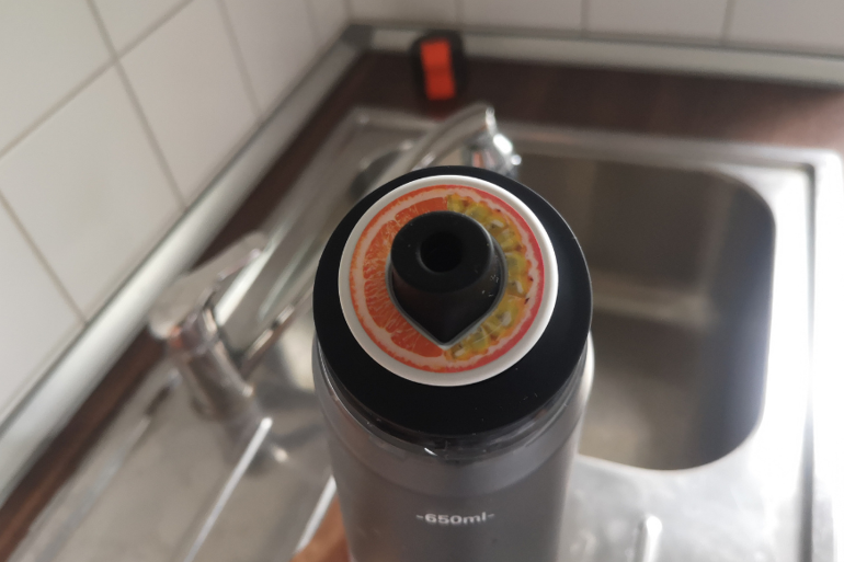 Attaching the flavour pod to the Air Up bottle