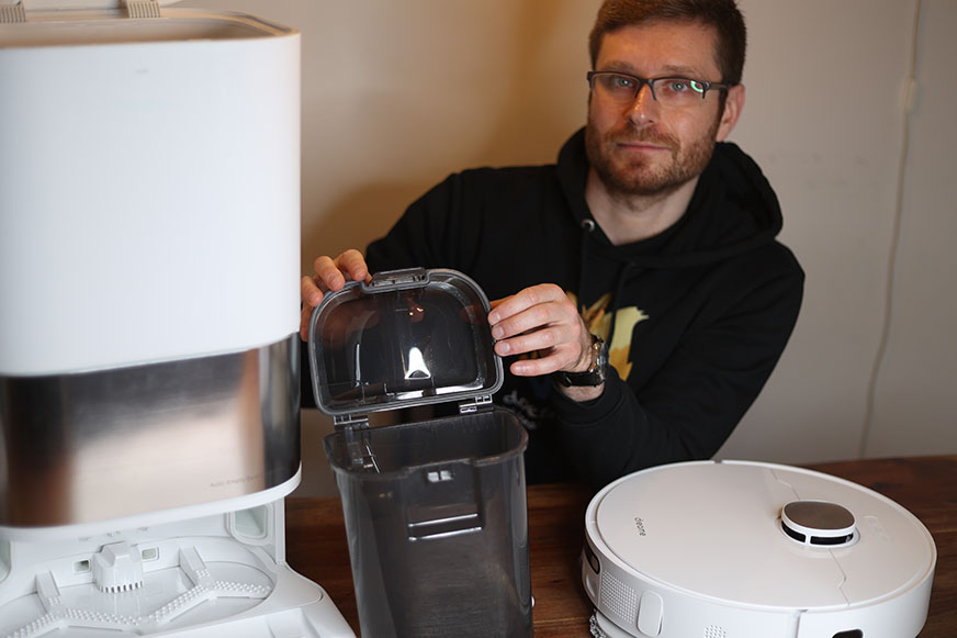 The seal of the Dreame L10s Ultra's dirty water tank can be seen close up.