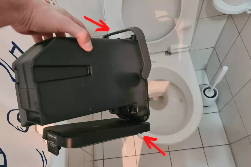 You can see how the carrying handle as well as the lid of the Roborock S7 Pro Ultra's dirty water tank lock into place when emptied.