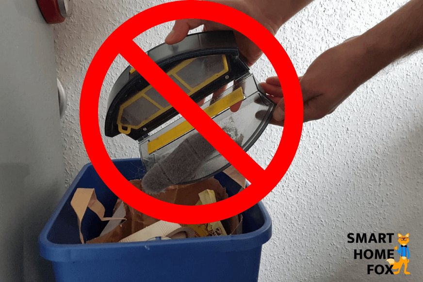 It is shown that when using the Roborock S7 MaxV Ultra's suction station, the manual emptying of the mobile dust bag is completely eliminated.