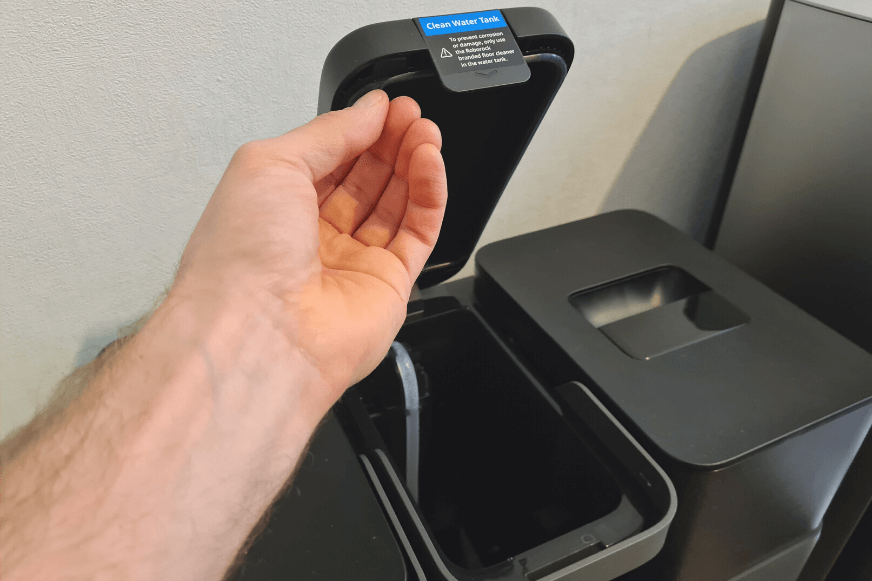 Roborock S7 MaxV Ultra Station's water tank seal can be seen in the close-up view.