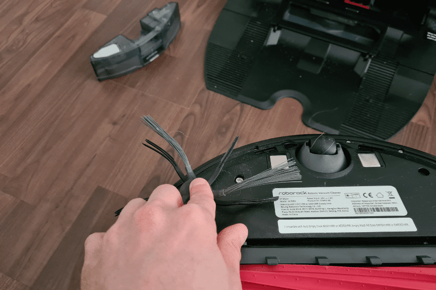 The length of the Roborock S7 MaxV Ultra's side brush is compared with the length of a competitor's product.