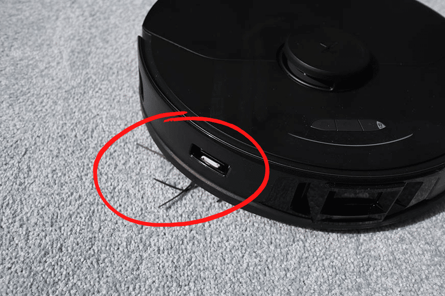 Roborock S7 MaxV's rubberised side brush bends on a high-pile carpet.