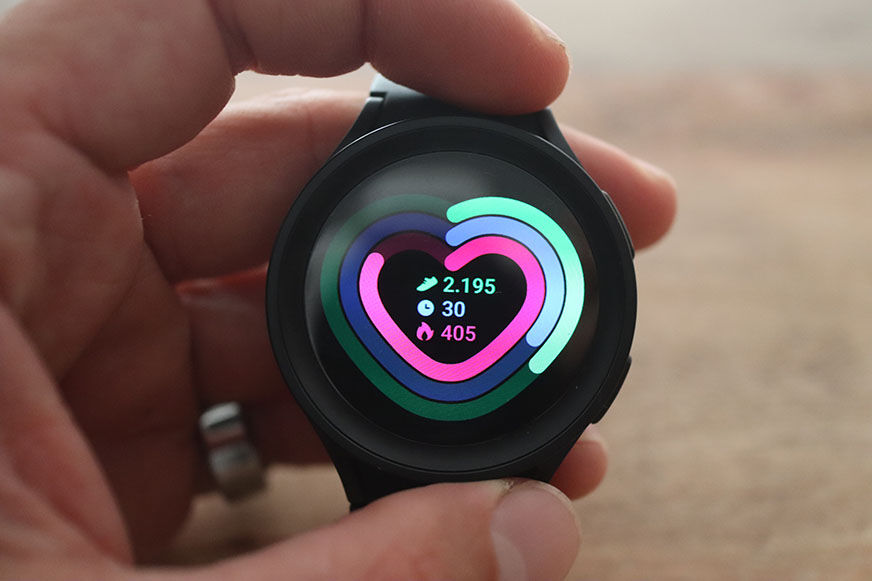 You can see the recorded activity data on the smartwatch. 