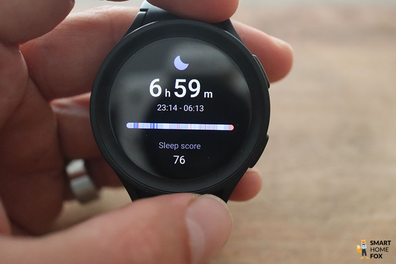 The sleep score is shown on the smartwatch.