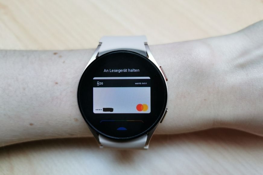 You can see the contactless payment option on the smartwatch.