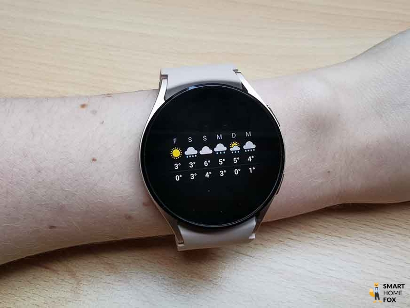 The weather forecast is displayed on the smartwatch.