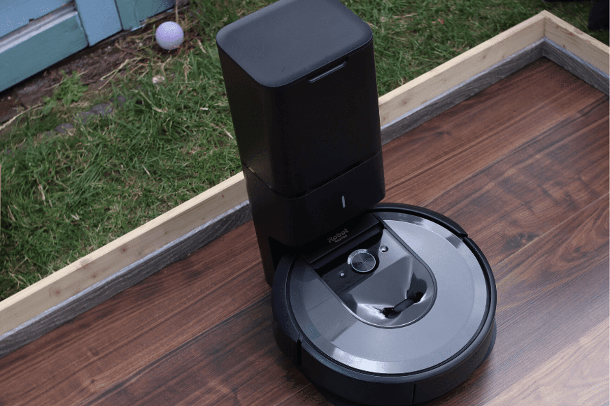 iRobot Roomba i7+ Review: This Bot Can Empty Its Own Bin